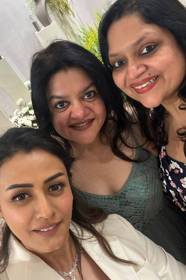 Super Star Mahesh Babu wife Namrata Shirodkar partying with Her friends Photos13