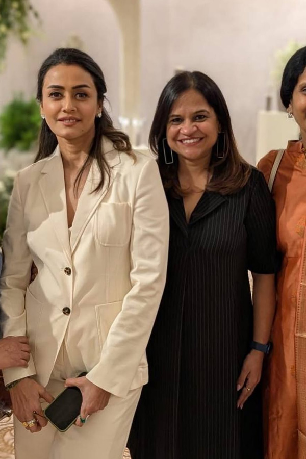 Super Star Mahesh Babu wife Namrata Shirodkar partying with Her friends Photos14