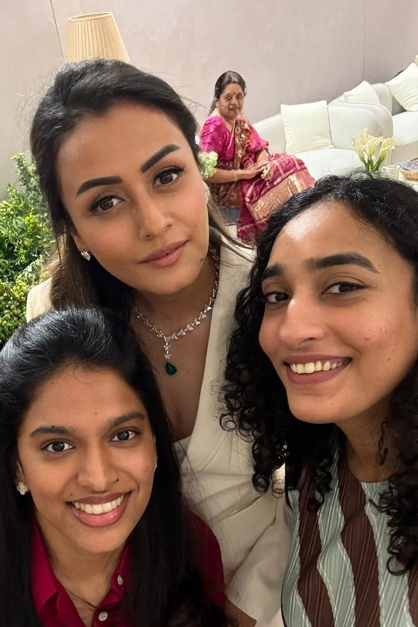 Super Star Mahesh Babu wife Namrata Shirodkar partying with Her friends Photos15