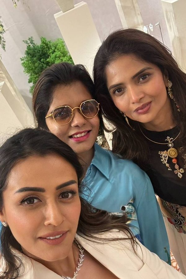 Super Star Mahesh Babu wife Namrata Shirodkar partying with Her friends Photos3