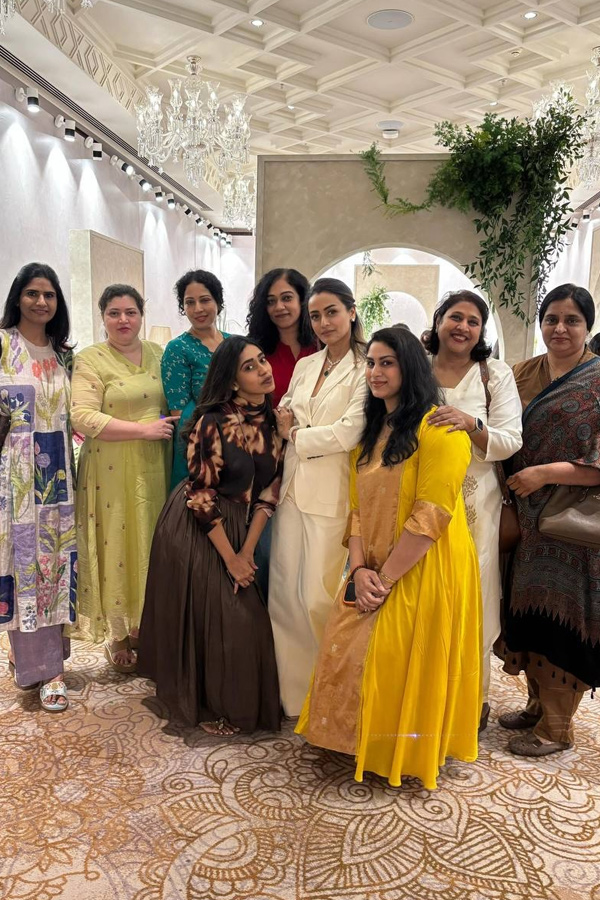 Super Star Mahesh Babu wife Namrata Shirodkar partying with Her friends Photos4