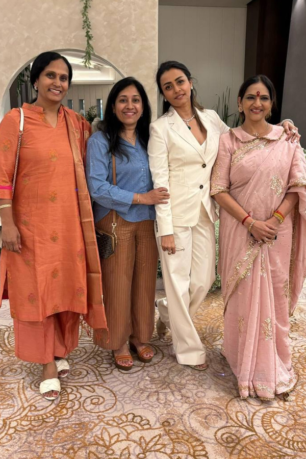 Super Star Mahesh Babu wife Namrata Shirodkar partying with Her friends Photos5