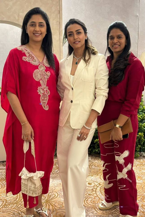 Super Star Mahesh Babu wife Namrata Shirodkar partying with Her friends Photos6