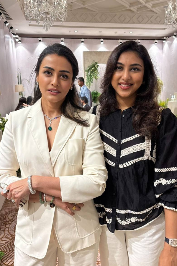 Super Star Mahesh Babu wife Namrata Shirodkar partying with Her friends Photos7