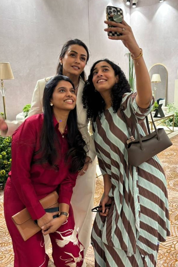 Super Star Mahesh Babu wife Namrata Shirodkar partying with Her friends Photos8