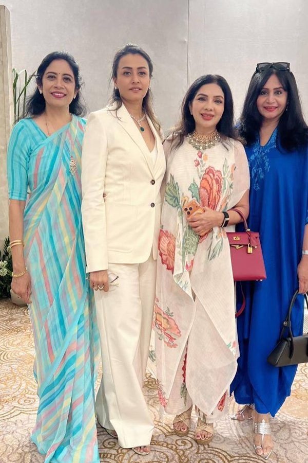 Super Star Mahesh Babu wife Namrata Shirodkar partying with Her friends Photos9