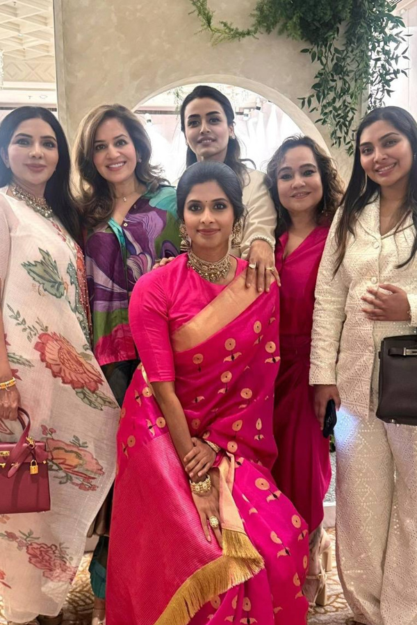 Super Star Mahesh Babu wife Namrata Shirodkar partying with Her friends Photos10