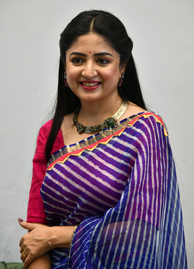 Actress Poonam Kaur Spray Gun Car In Hyderabad11