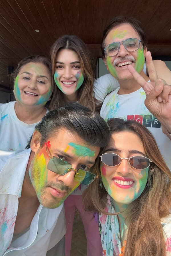 Celebreties share colourful Holi celebration Photos15