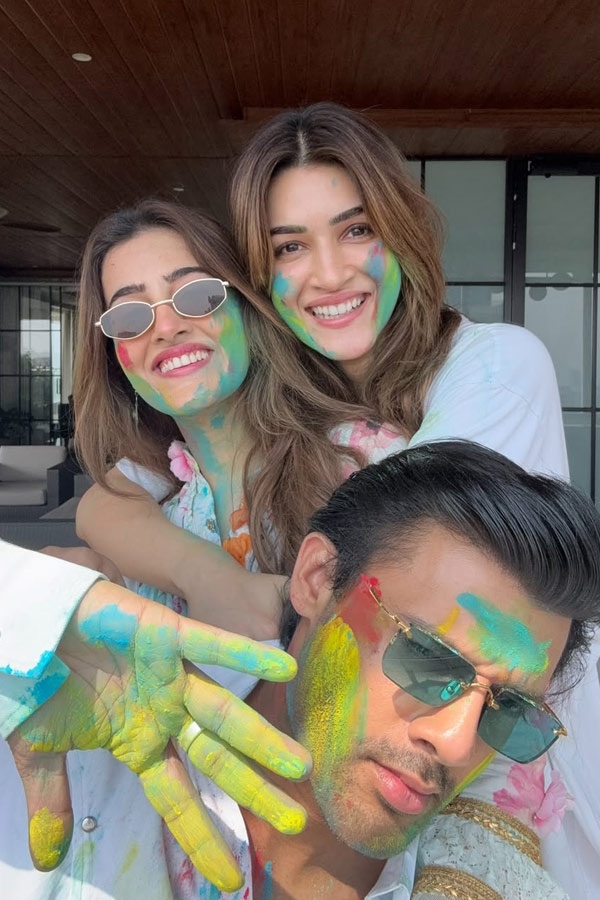 Celebreties share colourful Holi celebration Photos16