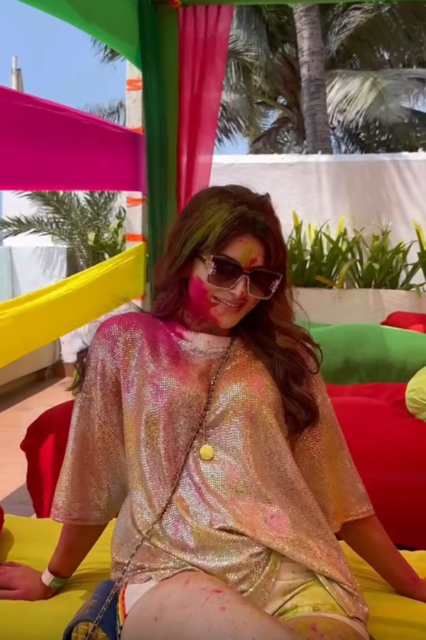 Celebreties share colourful Holi celebration Photos18