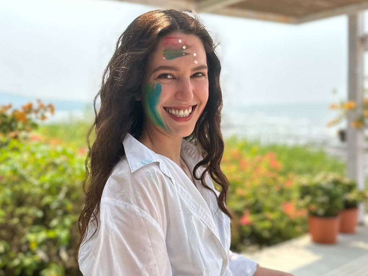 Celebreties share colourful Holi celebration Photos4