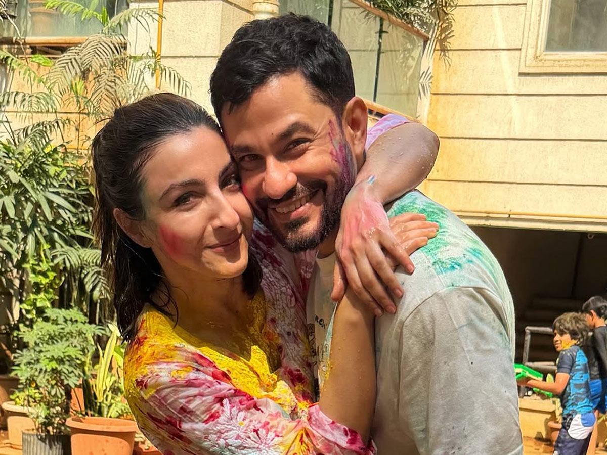 Celebreties share colourful Holi celebration Photos10