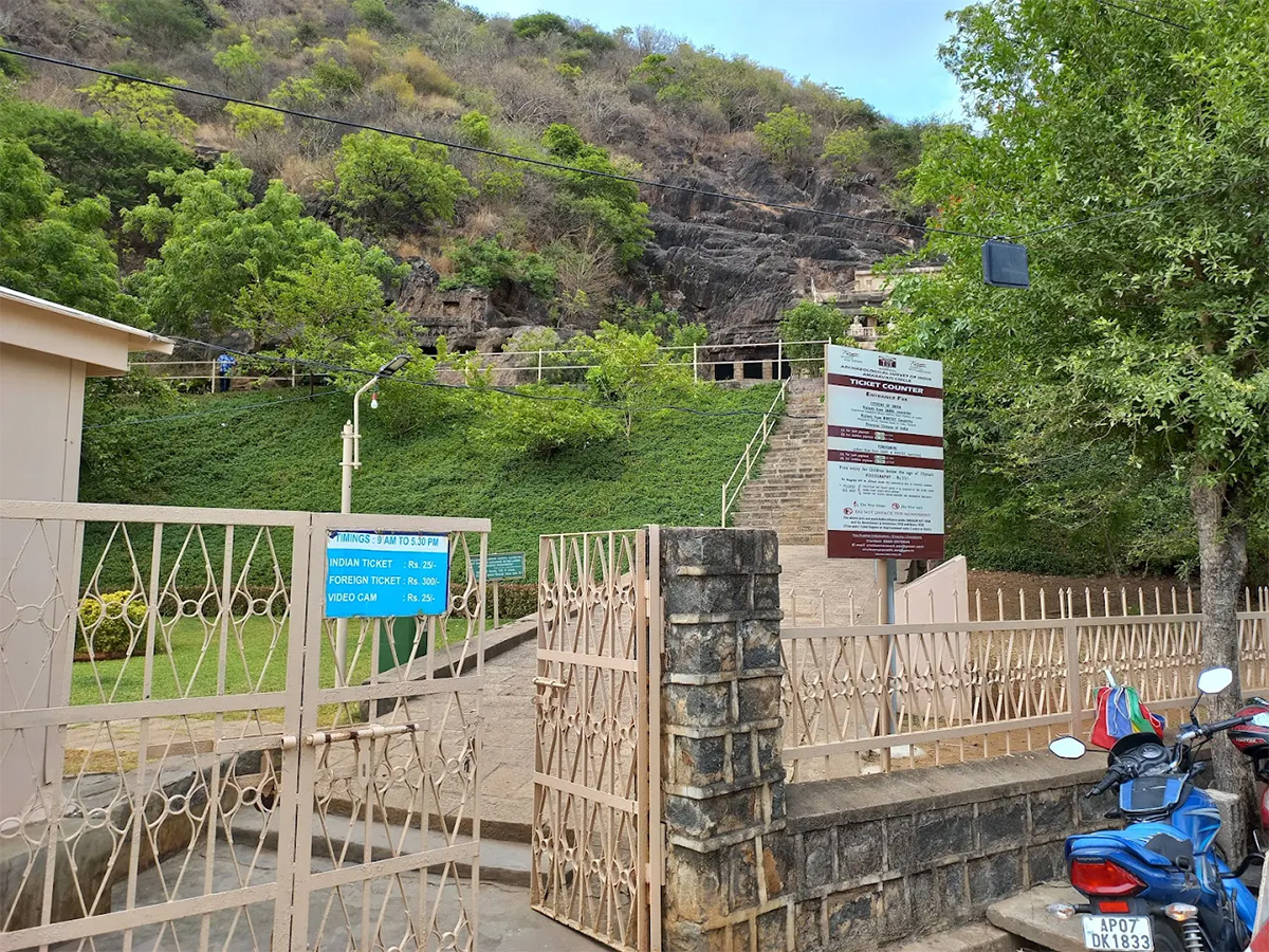 Undavalli Caves Located in Guntur District20