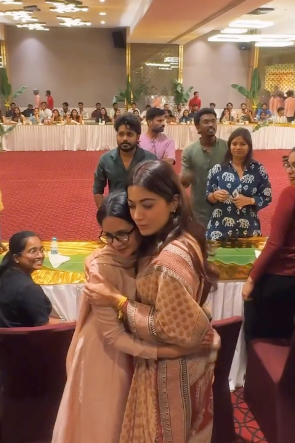 Actors Rashmika Mandanna And Vijay Deverakonda met Their fans Photos12