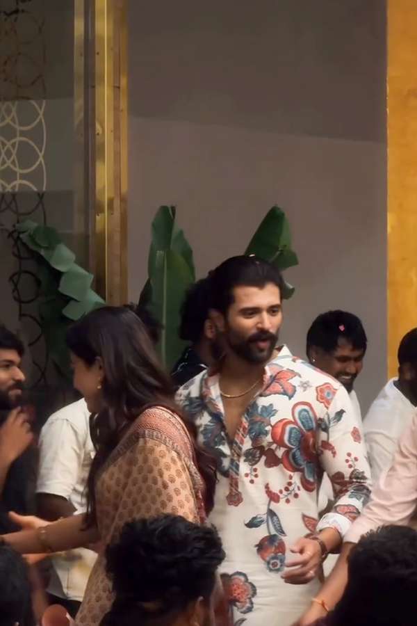 Actors Rashmika Mandanna And Vijay Deverakonda met Their fans Photos13