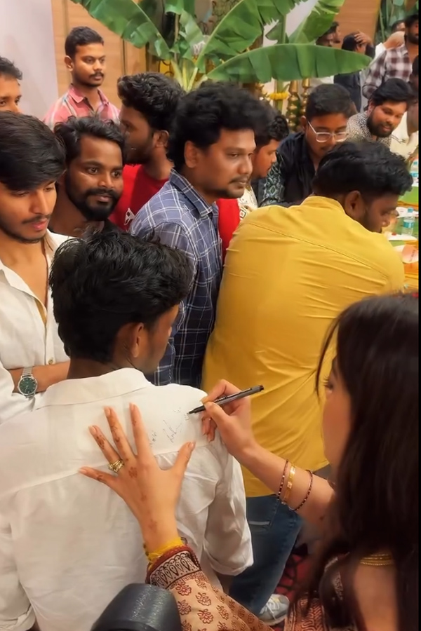 Actors Rashmika Mandanna And Vijay Deverakonda met Their fans Photos14