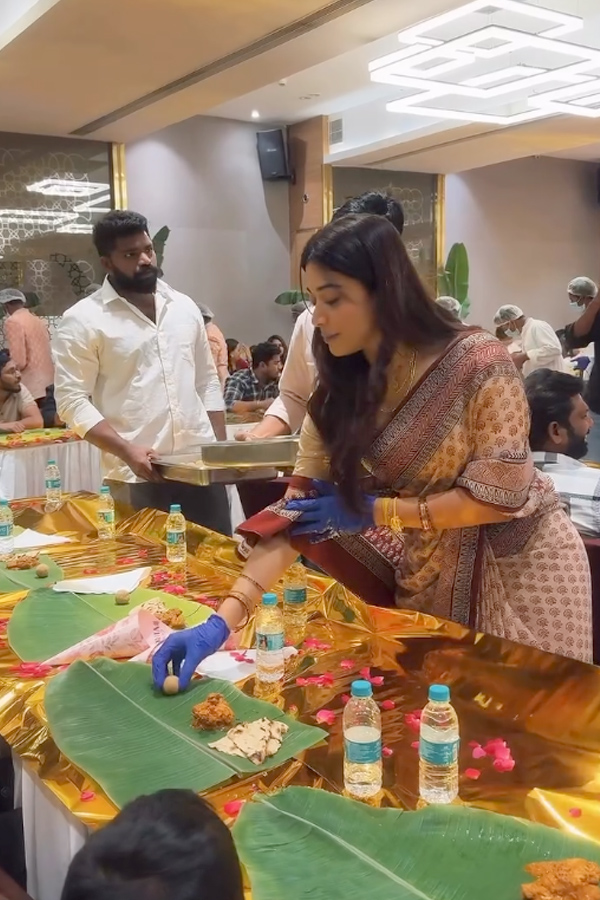 Actors Rashmika Mandanna And Vijay Deverakonda met Their fans Photos18