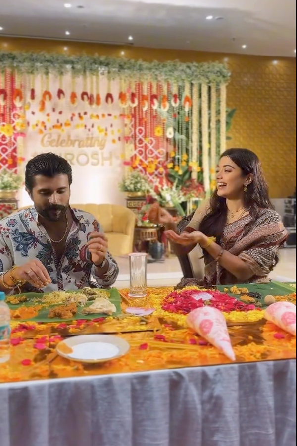 Actors Rashmika Mandanna And Vijay Deverakonda met Their fans Photos3