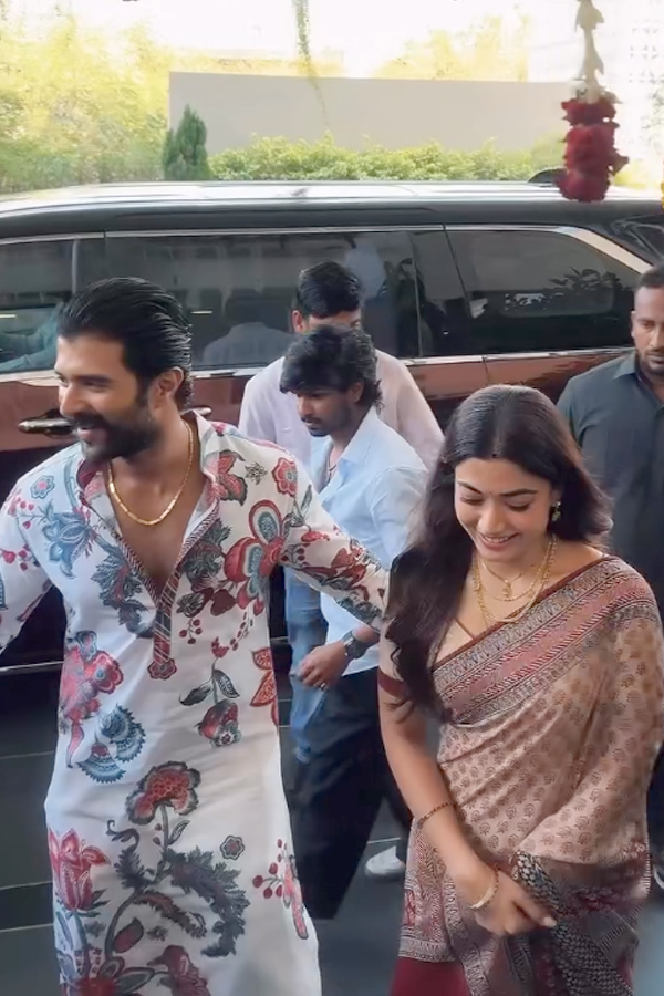 Actors Rashmika Mandanna And Vijay Deverakonda met Their fans Photos7