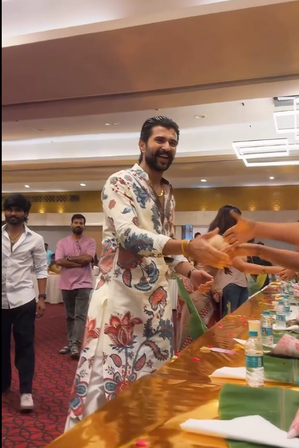Actors Rashmika Mandanna And Vijay Deverakonda met Their fans Photos9