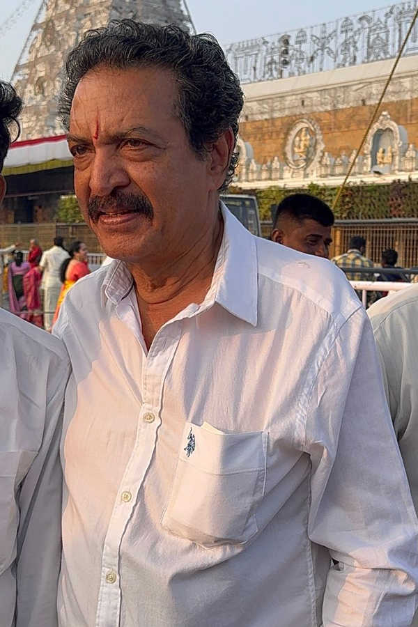 Celebrities Visit Tirumala Temple Photos9