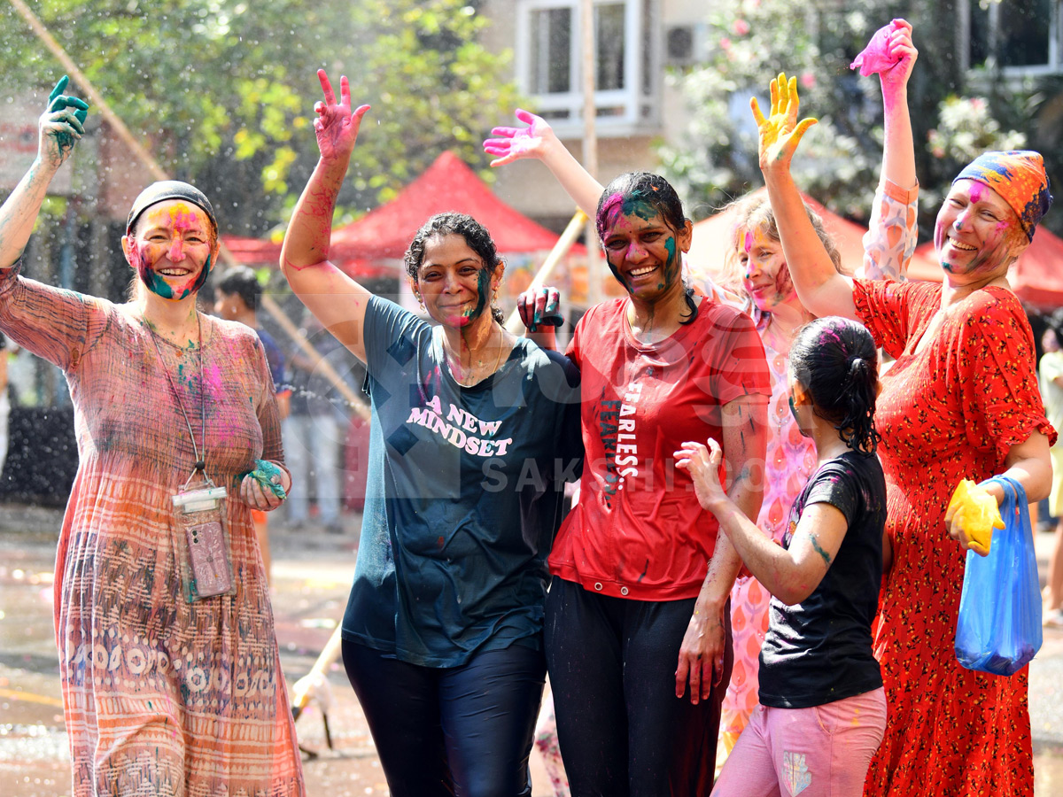 Hyderabad Gears UP For Holi Celebrations Photos21