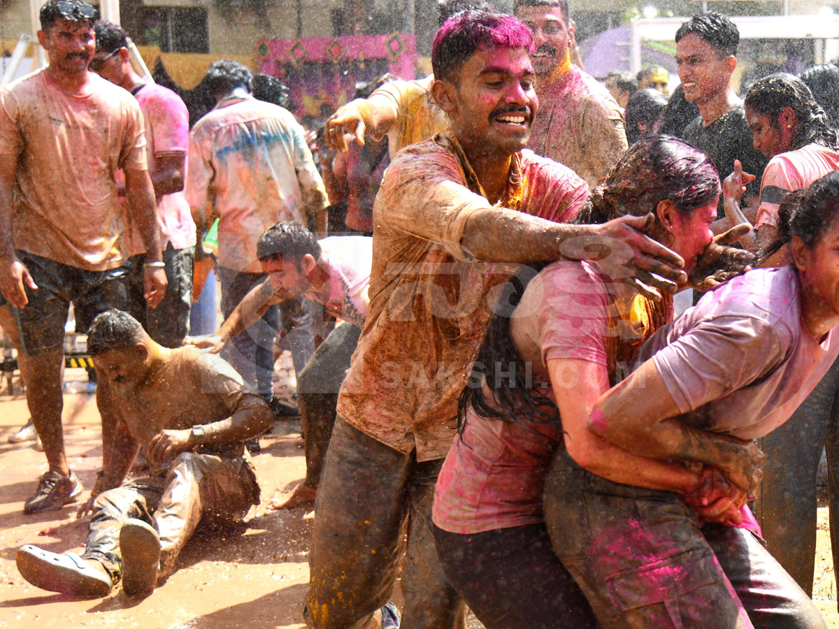 Hyderabad Gears UP For Holi Celebrations Photos33
