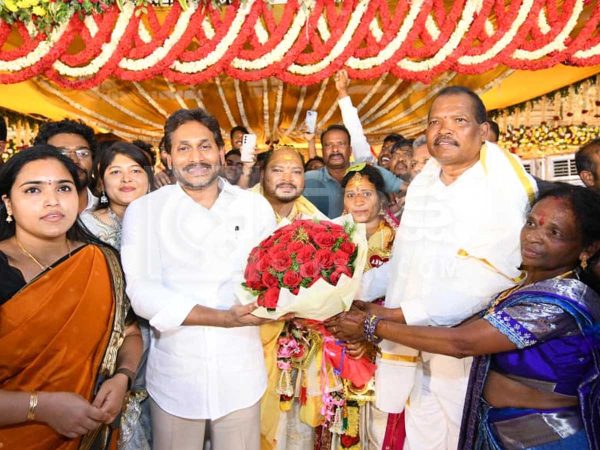 YS Jagan Attends Matsya Lingam Son Wedding Photos2