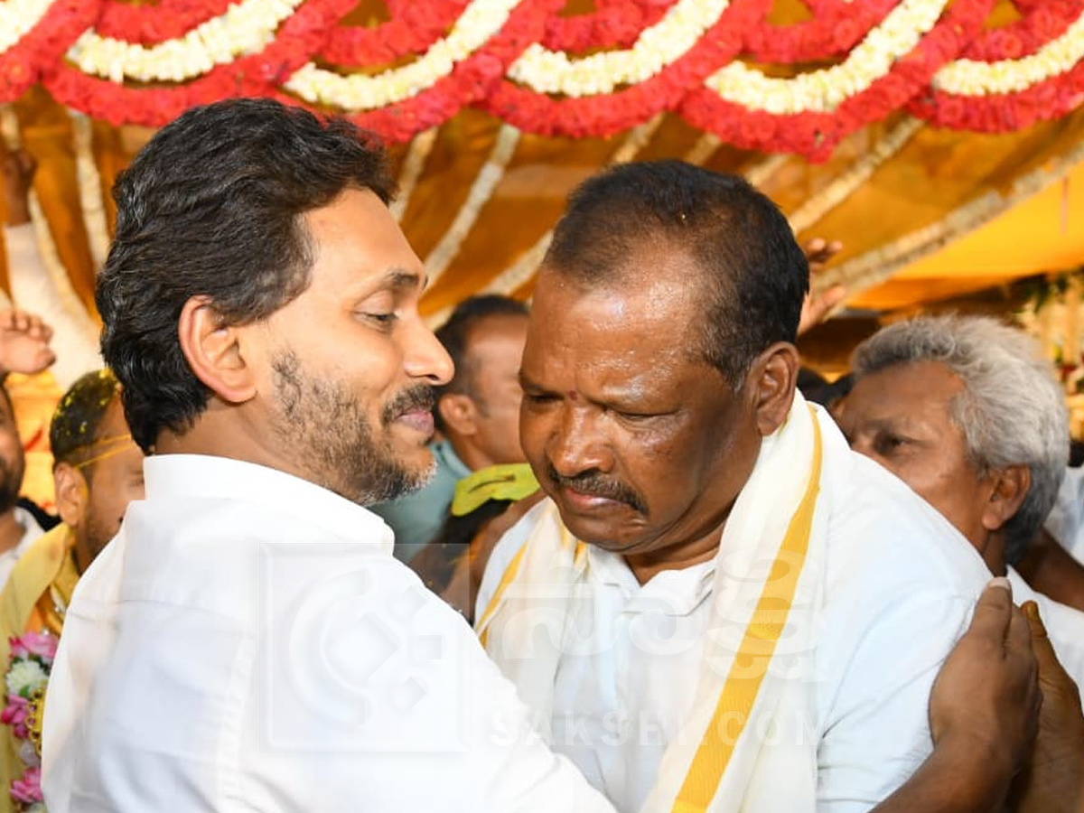 YS Jagan Attends Matsya Lingam Son Wedding Photos3