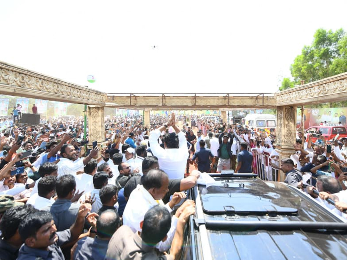 YS Jagan Attends Matsya Lingam Son Wedding Photos6