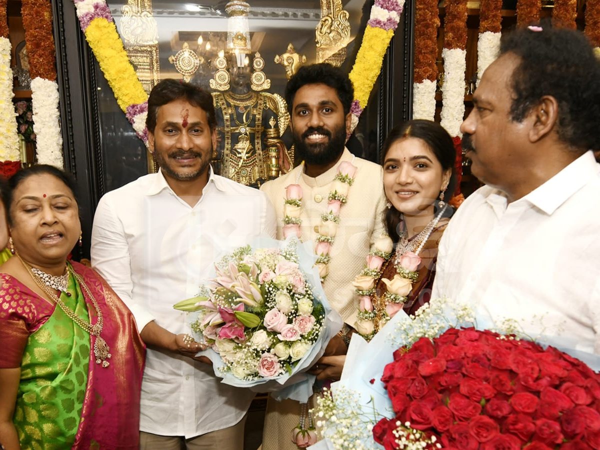 YS Jagan Attends Matsya Lingam Son Wedding Photos7