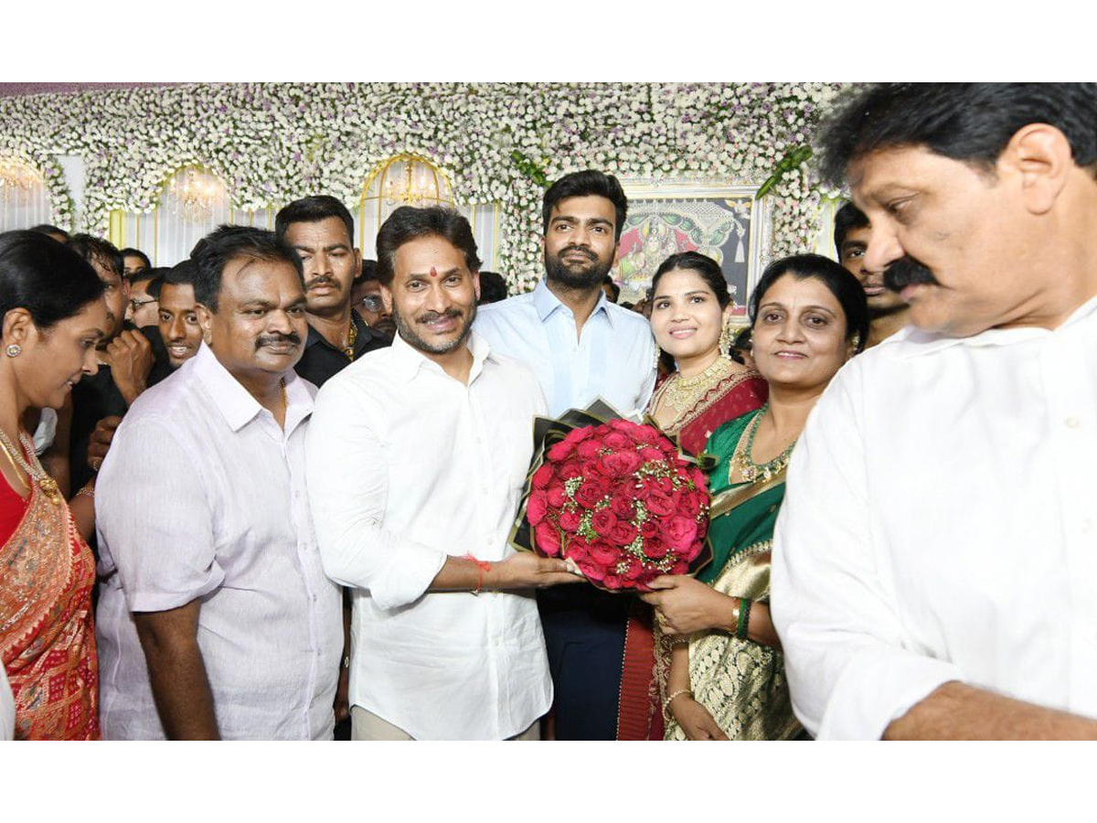 YS Jagan Attends Rachamallu Siva Prasad Reddy Daughter Marriage Reception At Proddatur Photos2
