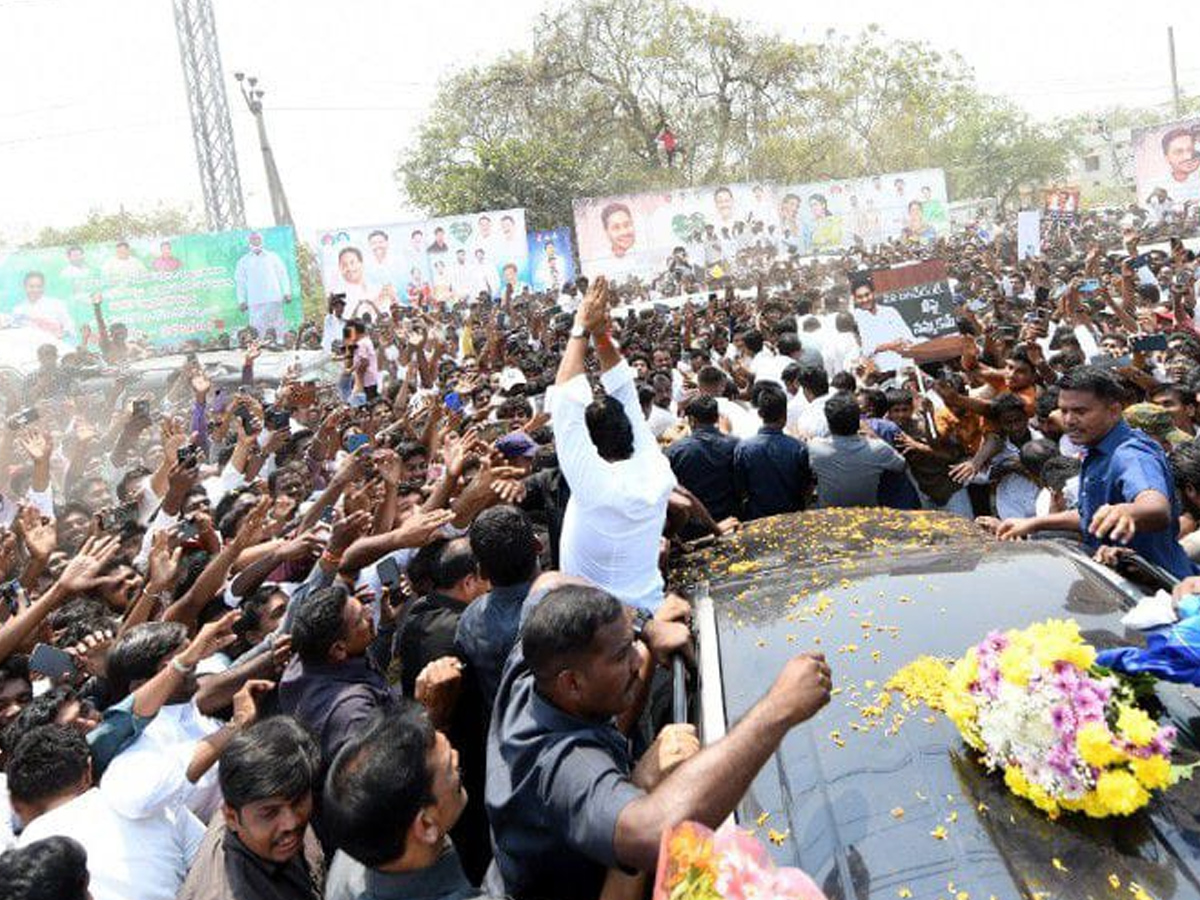 YS Jagan Attends Rachamallu Siva Prasad Reddy Daughter Marriage Reception At Proddatur Photos11
