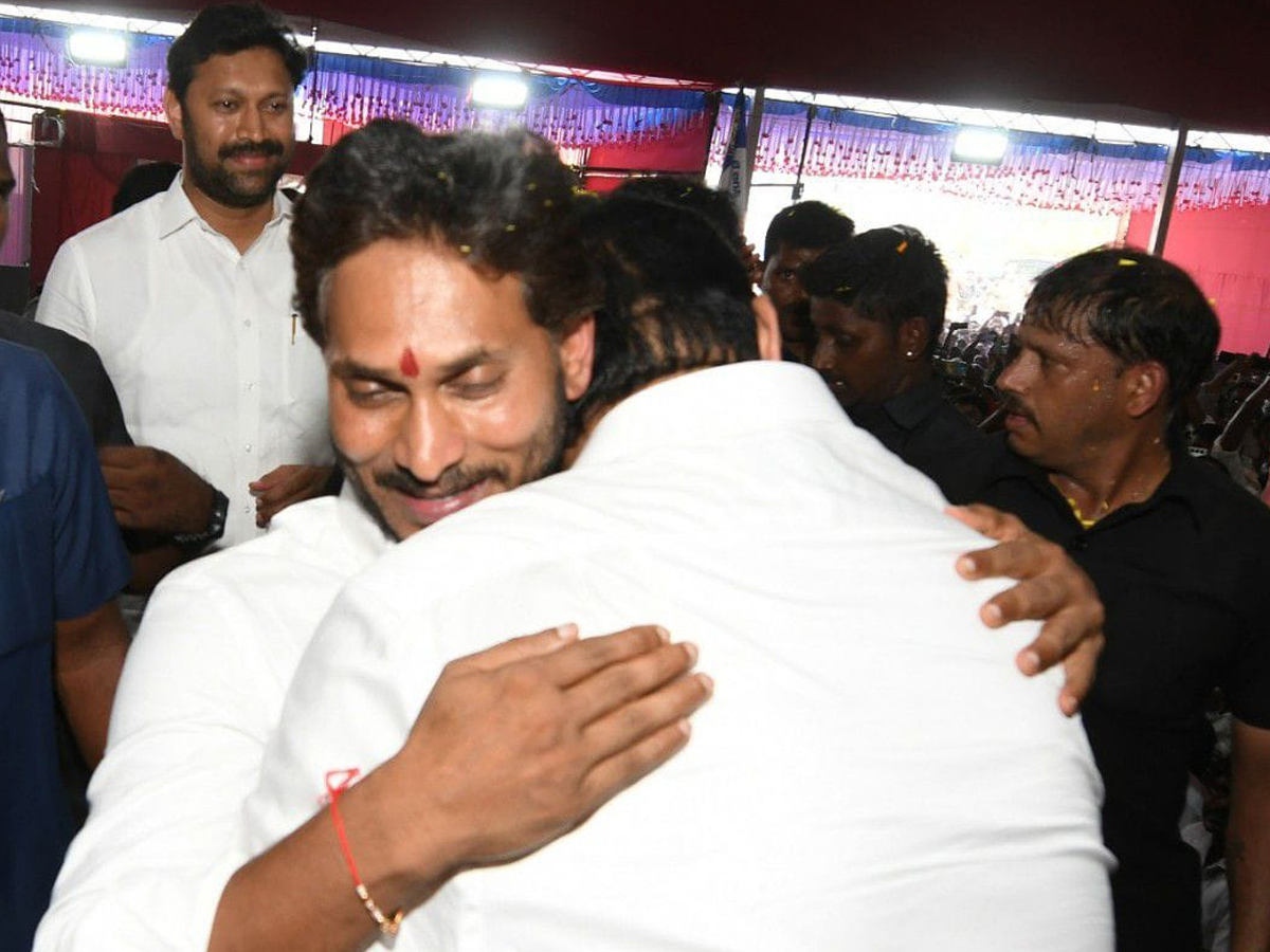 YS Jagan Attends Rachamallu Siva Prasad Reddy Daughter Marriage Reception At Proddatur Photos3