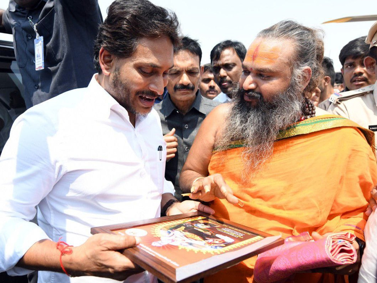 YS Jagan Attends Rachamallu Siva Prasad Reddy Daughter Marriage Reception At Proddatur Photos6