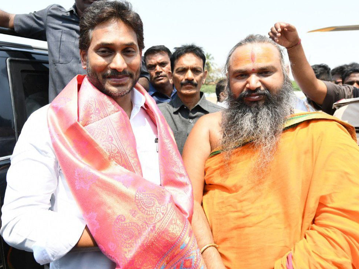 YS Jagan Attends Rachamallu Siva Prasad Reddy Daughter Marriage Reception At Proddatur Photos10