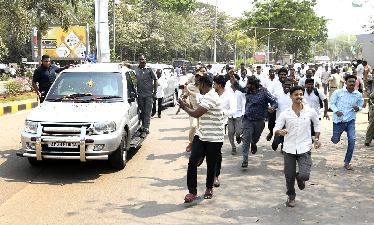 YS Jagan Mohan Reddy Visakhapatnam Tour HD Photos15