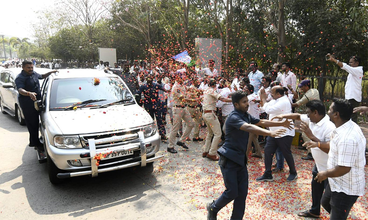 YS Jagan Mohan Reddy Visakhapatnam Tour HD Photos16