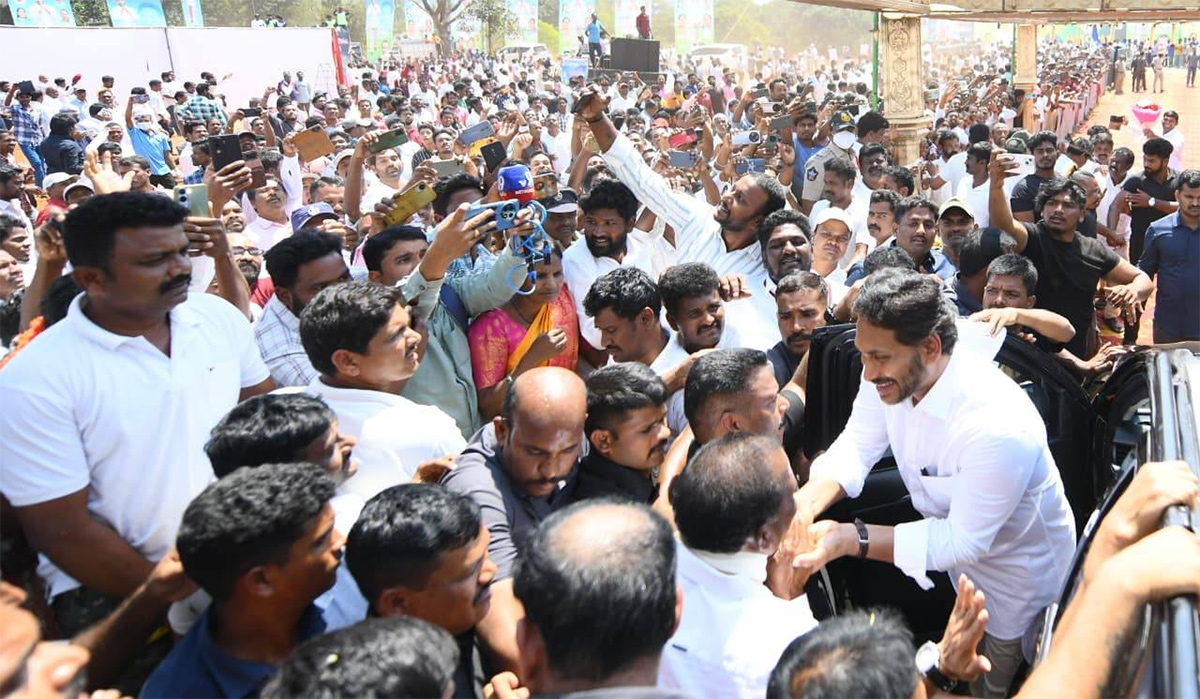 YS Jagan Mohan Reddy Visakhapatnam Tour HD Photos21