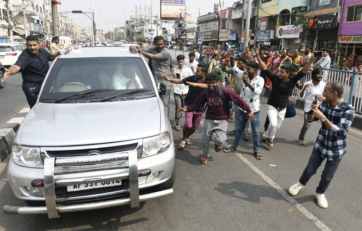 YS Jagan Mohan Reddy Visakhapatnam Tour HD Photos34