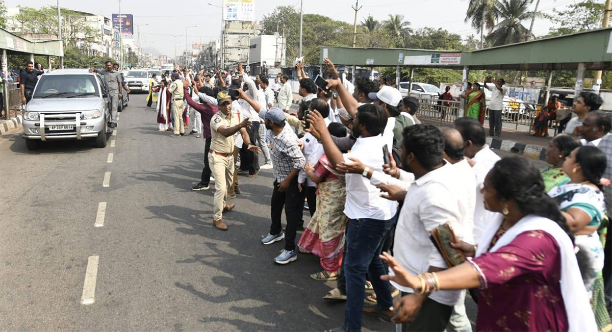 YS Jagan Mohan Reddy Visakhapatnam Tour HD Photos5