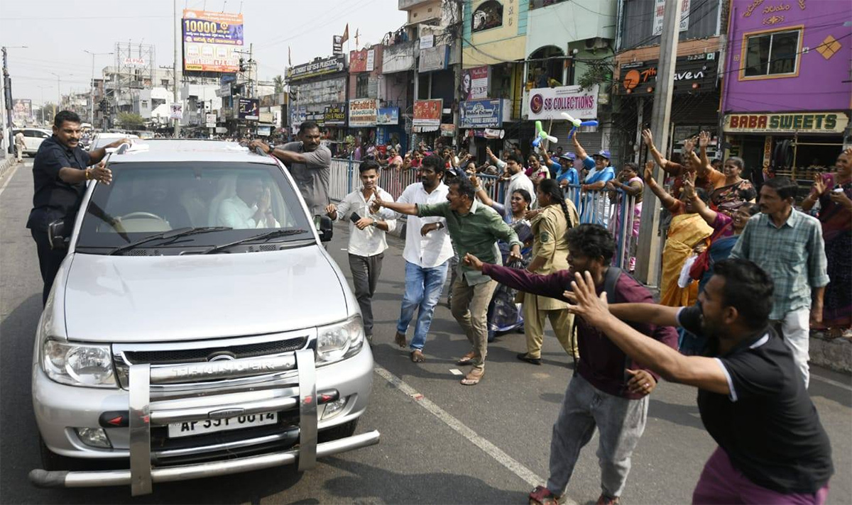 YS Jagan Mohan Reddy Visakhapatnam Tour HD Photos9