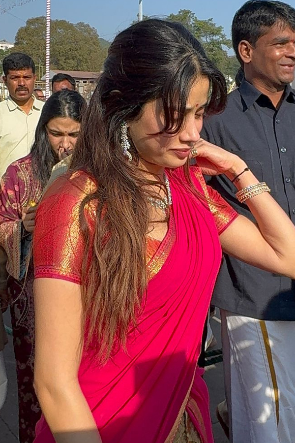 Actress Janhvi Kapoor Visits Tirumala Temple Photos2