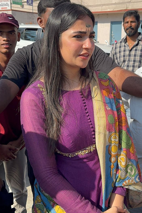 Actress Janhvi Kapoor Visits Tirumala Temple Photos12