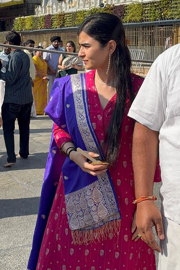 Actress Janhvi Kapoor Visits Tirumala Temple Photos13