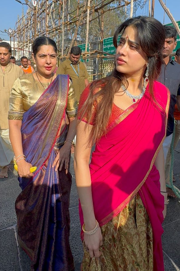 Actress Janhvi Kapoor Visits Tirumala Temple Photos14