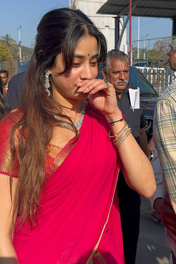 Actress Janhvi Kapoor Visits Tirumala Temple Photos16