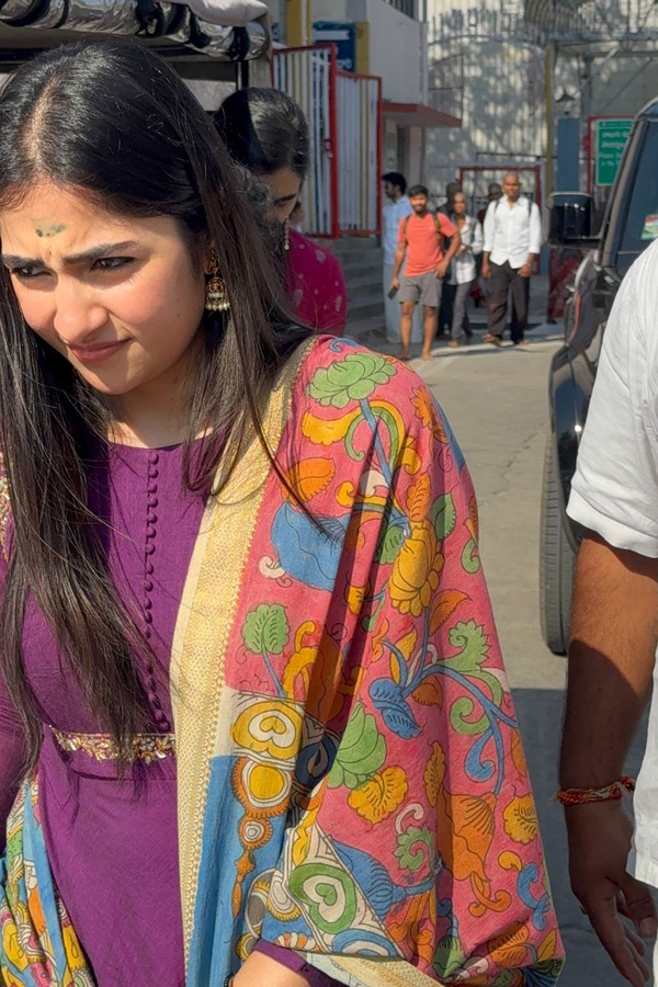 Actress Janhvi Kapoor Visits Tirumala Temple Photos3