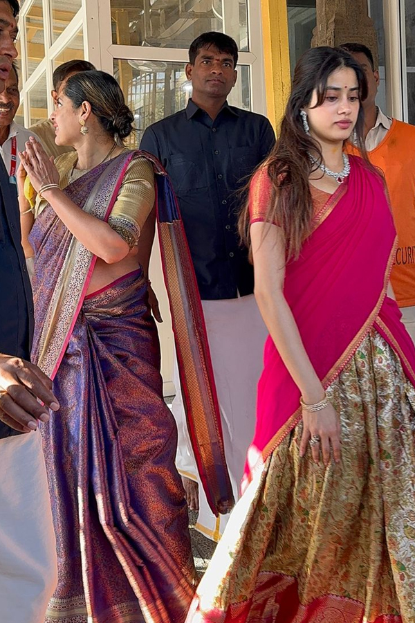 Actress Janhvi Kapoor Visits Tirumala Temple Photos4